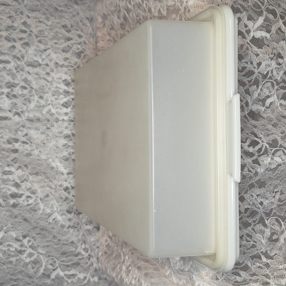 Tupperware: Cake Keeper Container - Picture 2 of 11